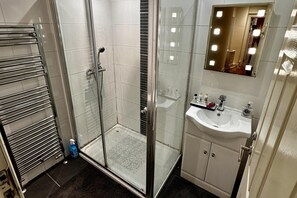 Shower, hair dryer, towels - Edinburgh Cozy Apartment Retreat (Edinburgh)