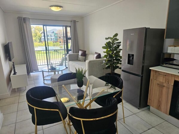 TV - Cozy 2-bedroom apartment in phenomenal Sandton with WiFi, fitness room (Sandton)