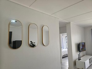 2 bedrooms, iron/ironing board, WiFi, bed sheets - Cozy 2-bedroom apartment in phenomenal Sandton with WiFi, fitness room (Sandton)