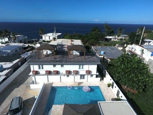 3-bedroom house with pool