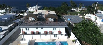 3-bedroom house with pool