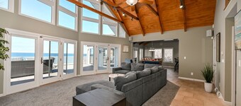 New! Stunning Geneva/Ashtabula Lakefront sleeps 16
