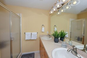Hair dryer, towels - New! Stunning Geneva/Ashtabula Lakefront sleeps 16 (Ashtabula)