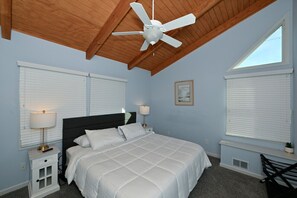 Desk, iron/ironing board, travel crib, free WiFi - New! Stunning Geneva/Ashtabula Lakefront sleeps 16 (Ashtabula)