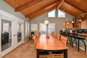 Dining - New! Stunning Geneva/Ashtabula Lakefront sleeps 16 (Ashtabula)