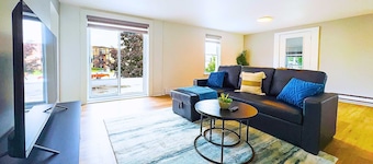 Pet Friendly Home Near Lock 32 & Beach Park
