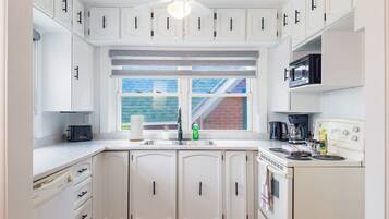 KĂŒhlschrank, Mikrowelle, Ofen, Herdplatte