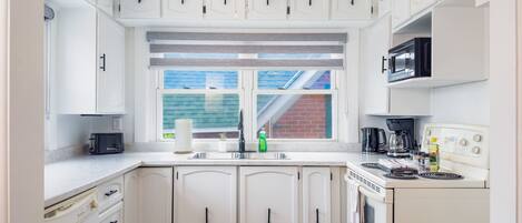 Een koelkast, een magnetron, een oven, een kookplaat