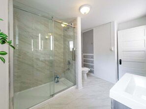 Douche, sèche-cheveux, serviettes fournies, savon