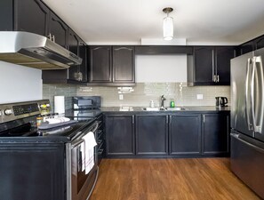 Refrigerador, microondas, horno y parrilla de estufa 