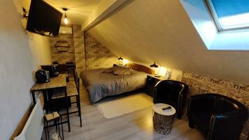 Habitación doble superior, 1 cama de matrimonio grande | Ropa de cama de alta calidad y colchones viscoelásticos