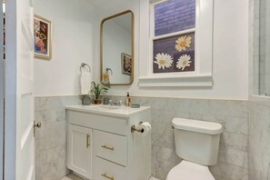 Shower, hair dryer, towels - Heritage Loft @ The Murphy House, Chippewa Square! (Savannah)