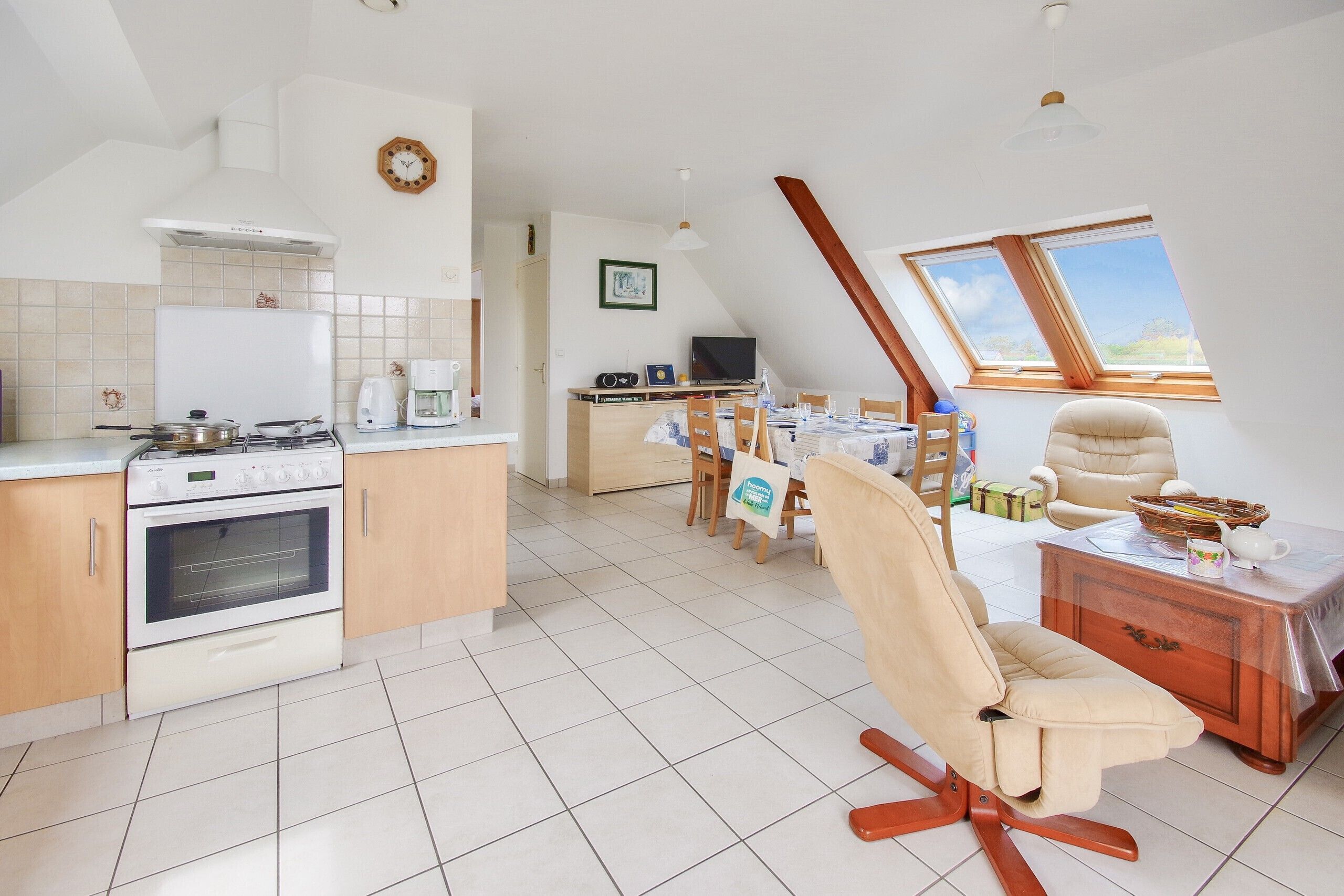 Réfrigérateur, four, lave-vaisselle, cafetière/bouilloire