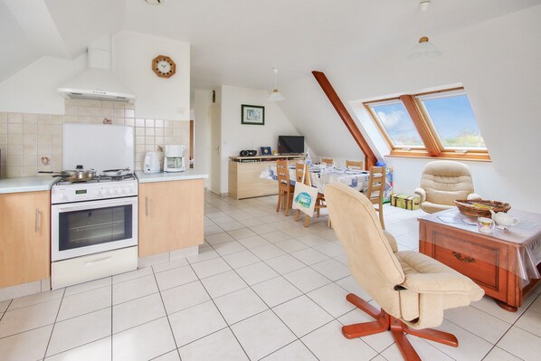 Fridge, oven, dishwasher, coffee/tea maker - 850m from the beach, flat for 5 with garden (Erquy)