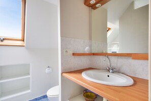 Shower, hair dryer - 850m from the beach, flat for 5 with garden (Erquy)