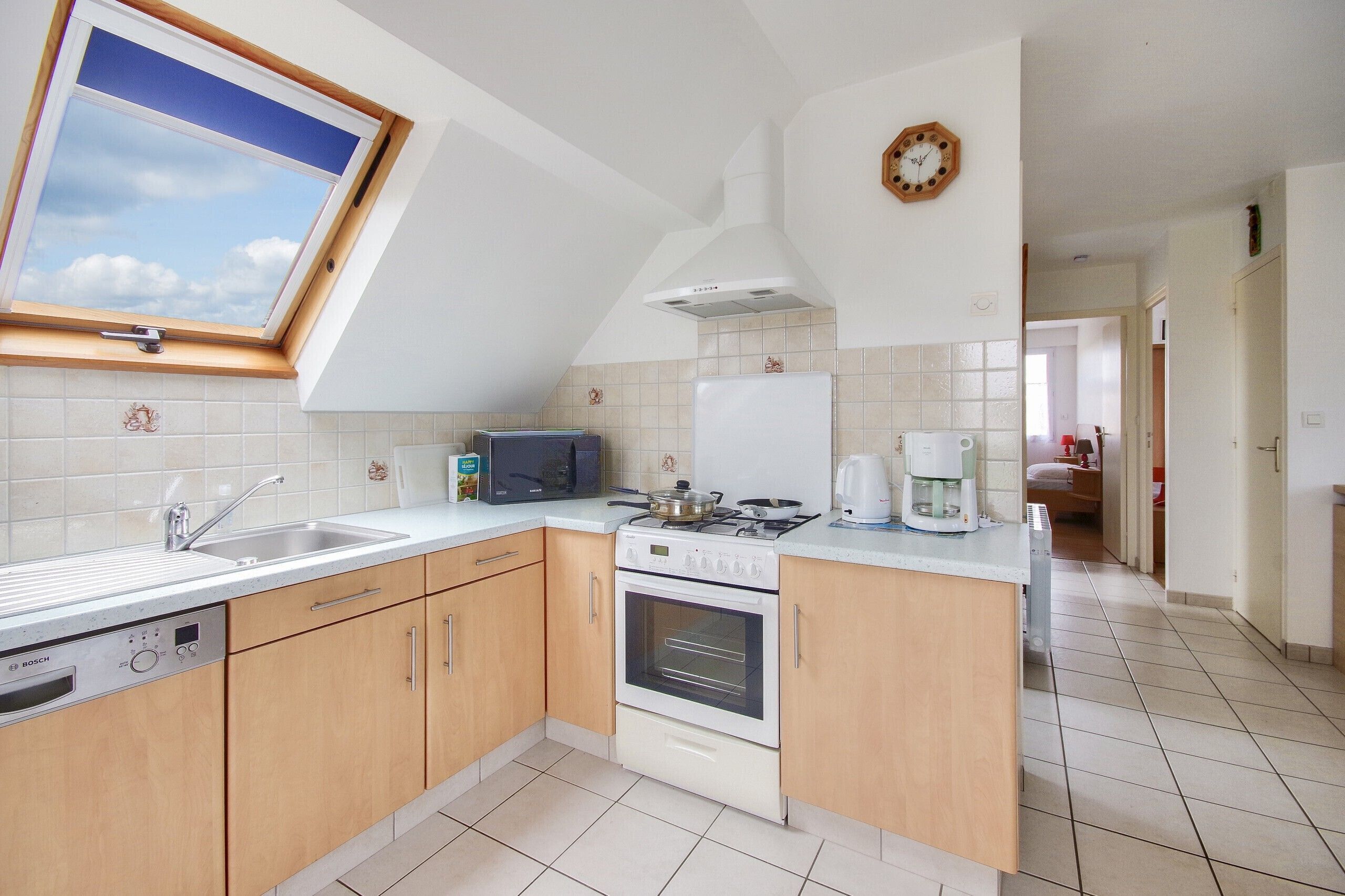 Fridge, oven, dishwasher, coffee/tea maker