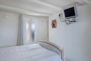 2 habitaciones y tabla de planchar con plancha 