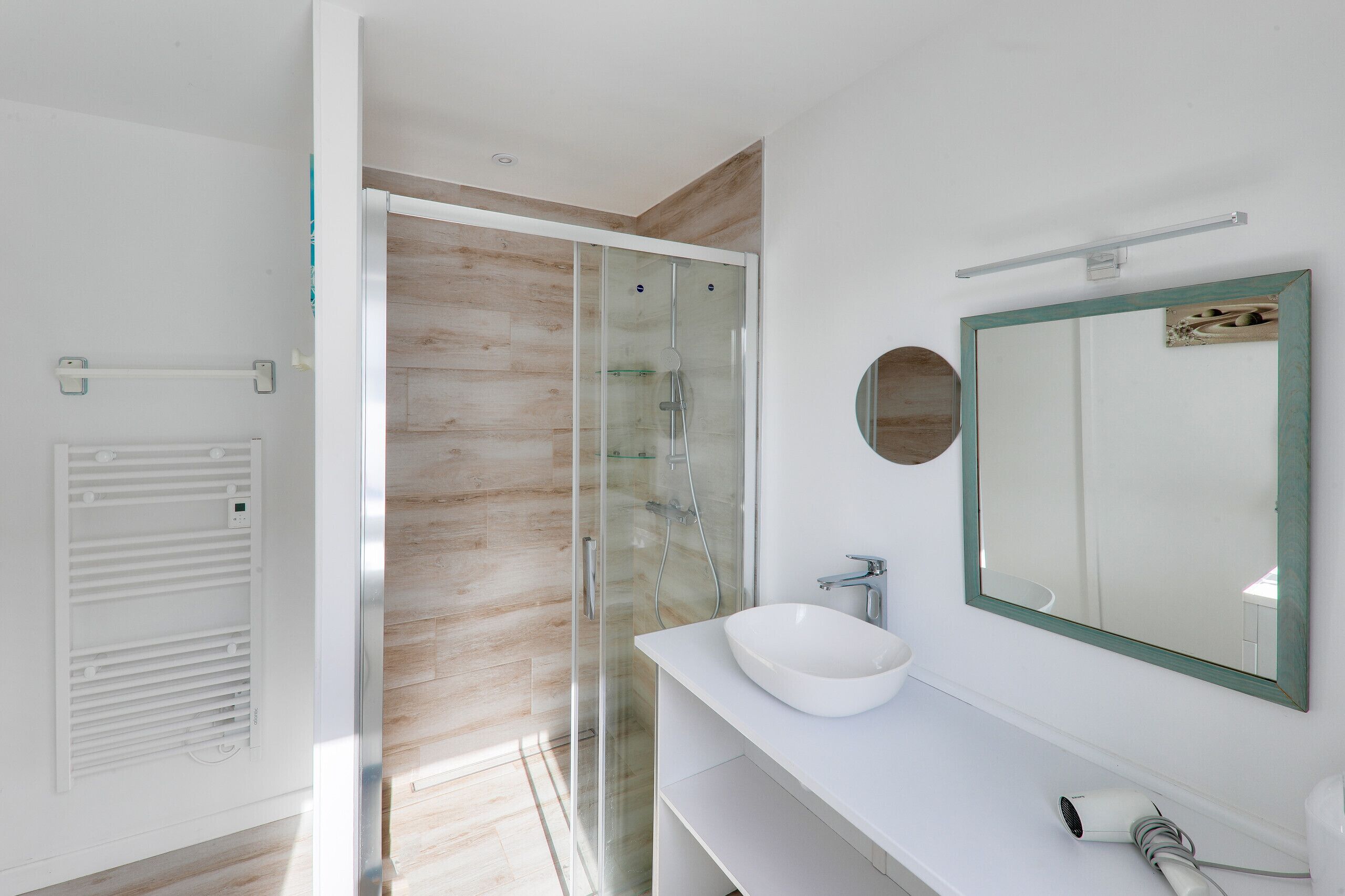 Douche, sèche-cheveux