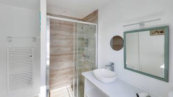 Douche, sĂšche-cheveux