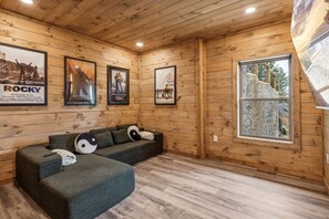 Cabin, 4 Bedrooms | Interior