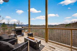 Cabin, 4 Bedrooms | Property grounds