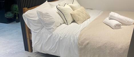 1 habitación, tabla de planchar con plancha, wifi y ropa de cama