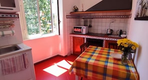 Réfrigérateur, four à micro-ondes, un four, surface de cuisson
