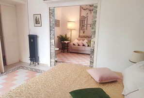 1 室のベッドルーム、デスク、アイロン / アイロン台、WiFi (無料)
