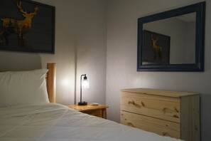 3 slaapkamers, een bureau, een strijkplank/strijkijzer, reisbedje