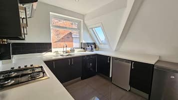 Apartamento | Cozinha privada | Geladeira, micro-ondas, fogão, cooktop