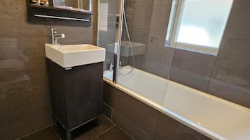 Ducha y bañera combinadas, bañera profunda y toallas