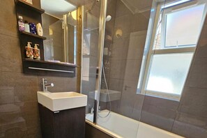 Ducha y bañera combinadas, bañera profunda y toallas