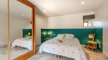 3 bedrooms, travel cot, free WiFi, bed sheets