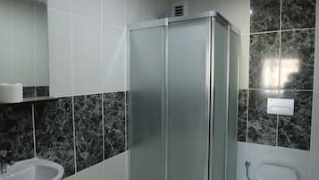 Family Double Room | Bathroom | Shower, hair dryer, slippers, towels