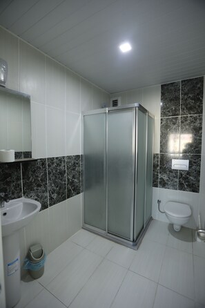 Family Double Room | Bathroom | Shower, hair dryer, slippers, towels - balsen otel (Anamur)