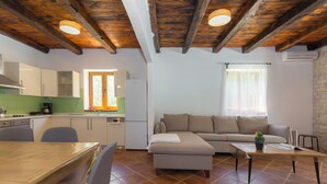 Un espacio habitable compacto con cocina, comedor y zona de estar.