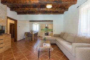 Smart TV, fireplace