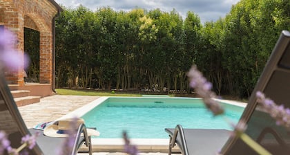 Delightful 4-bedroom Cottage & outdoor pool, indoor fireplace, AC, WiFi