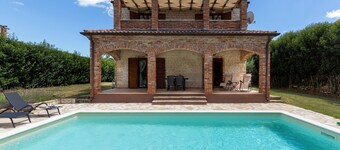 Delightful 4-bedroom Cottage & outdoor pool, indoor fireplace, AC, WiFi