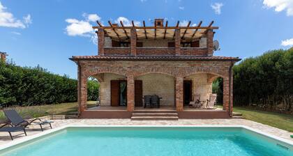 Delightful 4-bedroom Cottage & outdoor pool, indoor fireplace, AC, WiFi