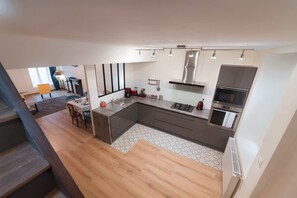 Frigorifero, microonde, forno, piano cottura