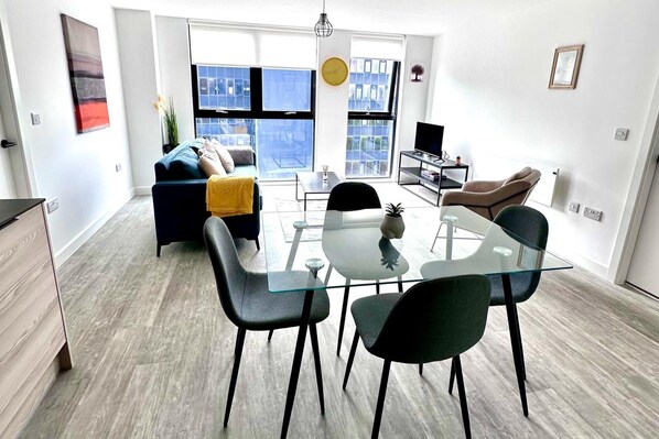 Apartment | Interior - Sleeps 4 Central Ensuite - Cityview & Parking (Manchester)
