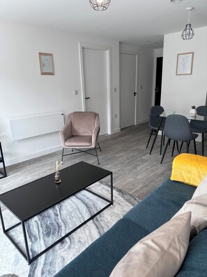 Apartment | Living area | Flat-screen TV - Sleeps 4 Central Ensuite - Cityview & Parking (Manchester)