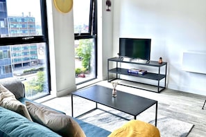 Apartment | Living area | Flat-screen TV - Sleeps 4 Central Ensuite - Cityview & Parking (Manchester)