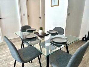 Apartment | Dining - Sleeps 4 Central Ensuite - Cityview & Parking (Manchester)