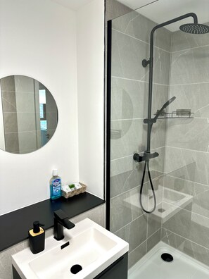 Apartment | Bathroom | Shower, hair dryer, towels, toilet paper - Sleeps 4 Central Ensuite - Cityview & Parking (Manchester)
