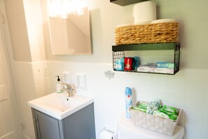 Hair dryer, towels, soap, shampoo - Charming & Cozy 3BR Home Retreat near  SU/ESF/Upstate/LeMoyne (Syracuse)