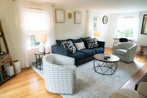 Smart TV, books - 5-star Renovated 3BR 𝓱𝓸𝓶𝓮 /w Backyard Deck near SU/SUNY-ESF/Hospitals (Syracuse)