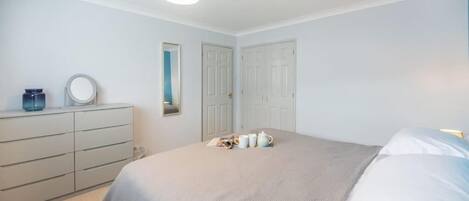 3 camere, una scrivania, ferro/asse da stiro, culla da viaggio