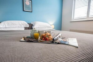 3 bedrooms, desk, iron/ironing board, travel cot - Beautiful Aldeburgh Costal Getaway (Aldeburgh)